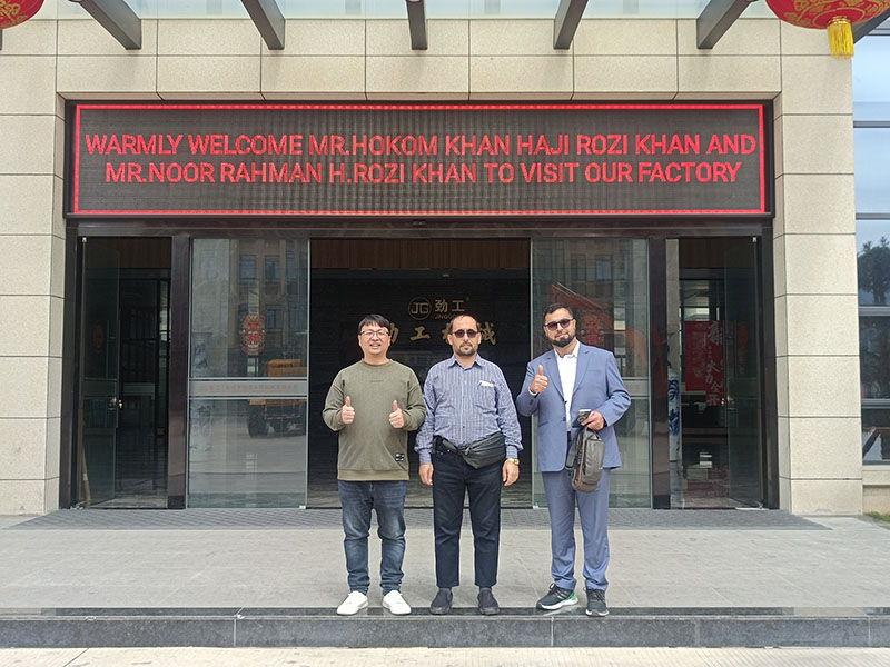 Сердечно приветствуем клиентов из Катара посетить завод экскаваторов Jinggong.
        
