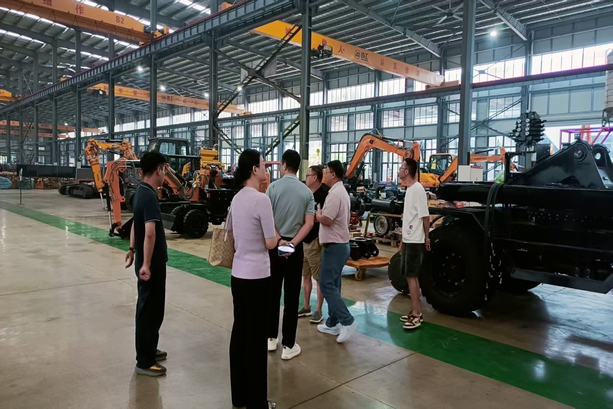 Nigerian Merchants Inspect Jinggong Machinery Factory to Explore African Construction Machinery Market