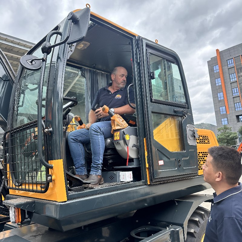 Компания Jinggong Construction Machinery Company приняла делегацию важных клиентов и отраслевых партнеров из Южной Африки.