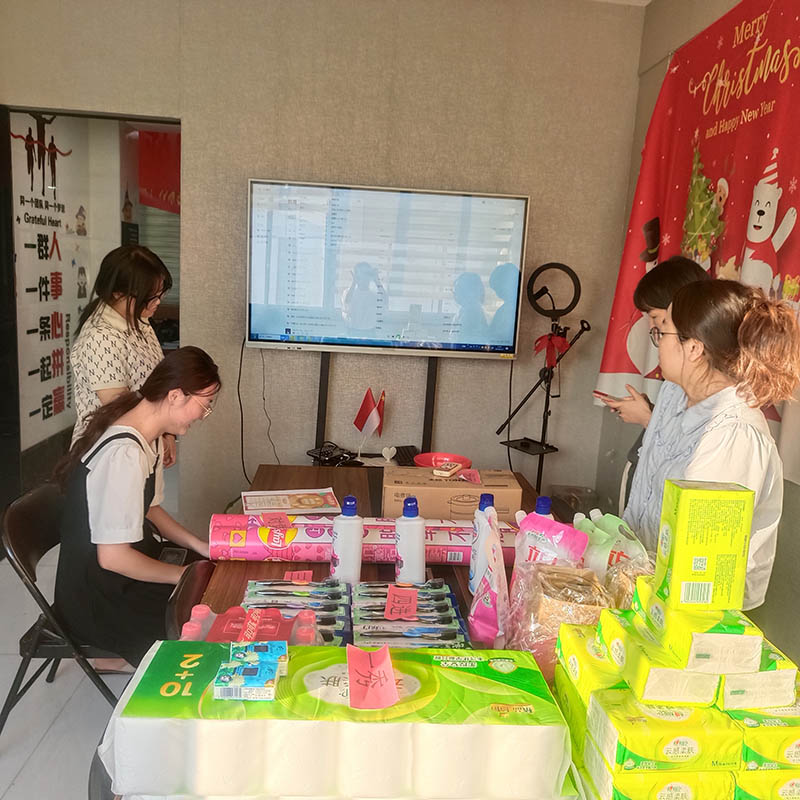 Компания Fujian Quanzhou Jingli Engineering And Machinery Co., Ltd. объединяет сотрудников праздничным настроением памятной игрой в кости середины осени